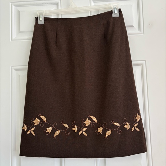 Ann Taylor Brown/Tan Embroidered Pencil Skirt, Size 6 Petite - Picture 4 of 10